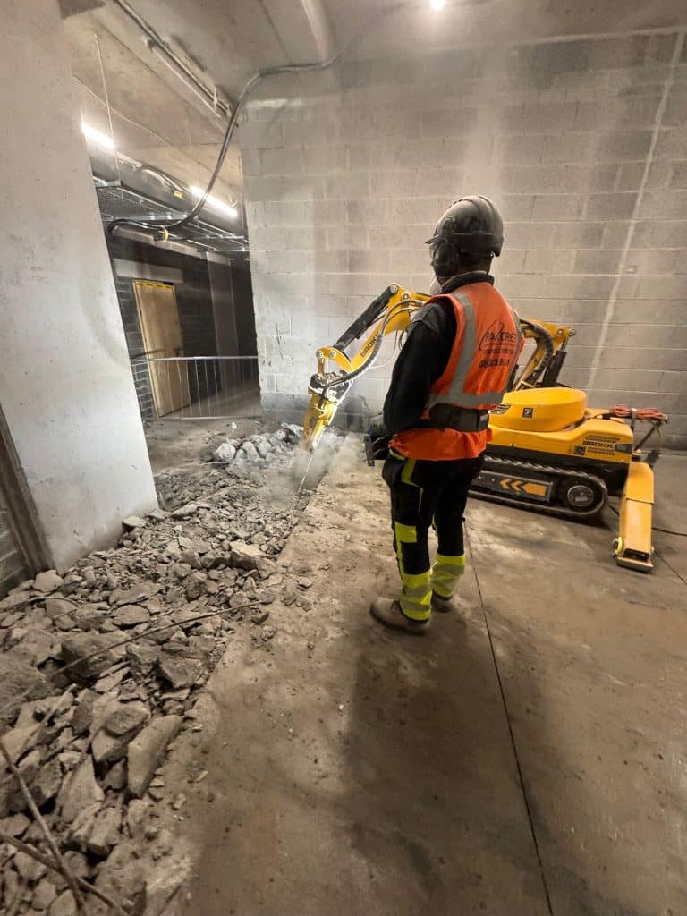 Machine setup and rubble field during break-out